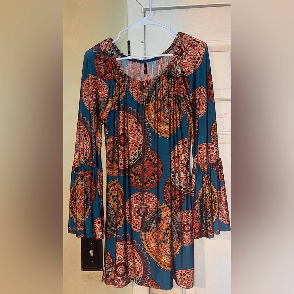Pretty off shoulder or on paisley short dress